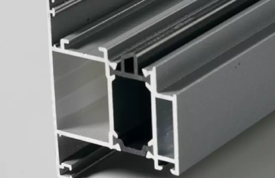 Proceso de extrusi&oacute;n de perfiles de aluminio: un desglose detallado