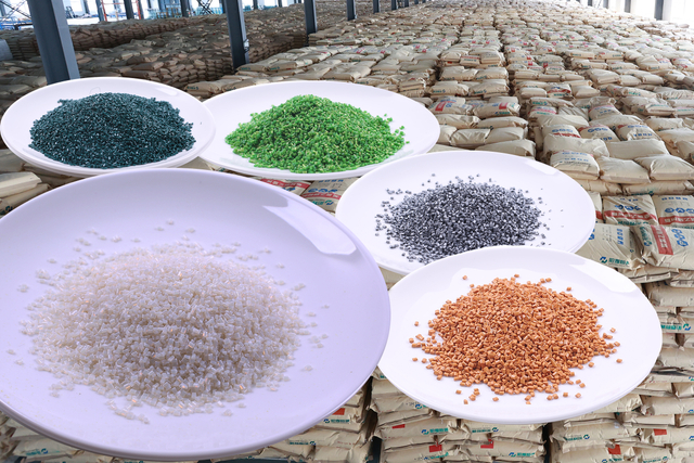 Сырье для ПВХ. Добавки к смоле ПВХ, предварительно смешанные компаунды для стабильной экструзии. Стабильная производительность для надежного производства оконных и дверных профилей.